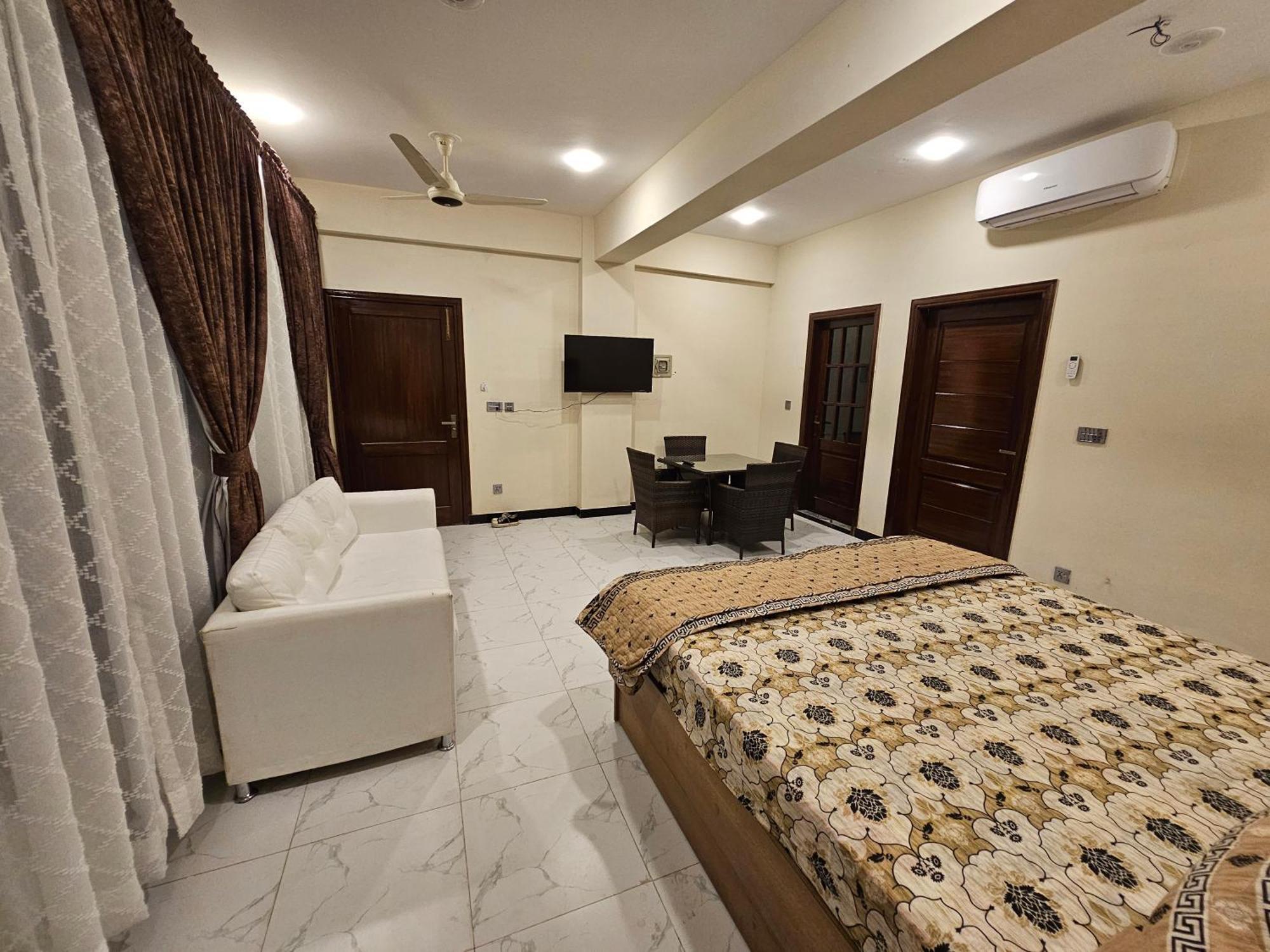 Motorway Majesty Suites Islamabad - Near Islamabad International Airport And Motorway Room photo
